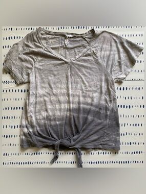 Cable & Gauge Gray Ombre Tie-Front V-Neck Tee